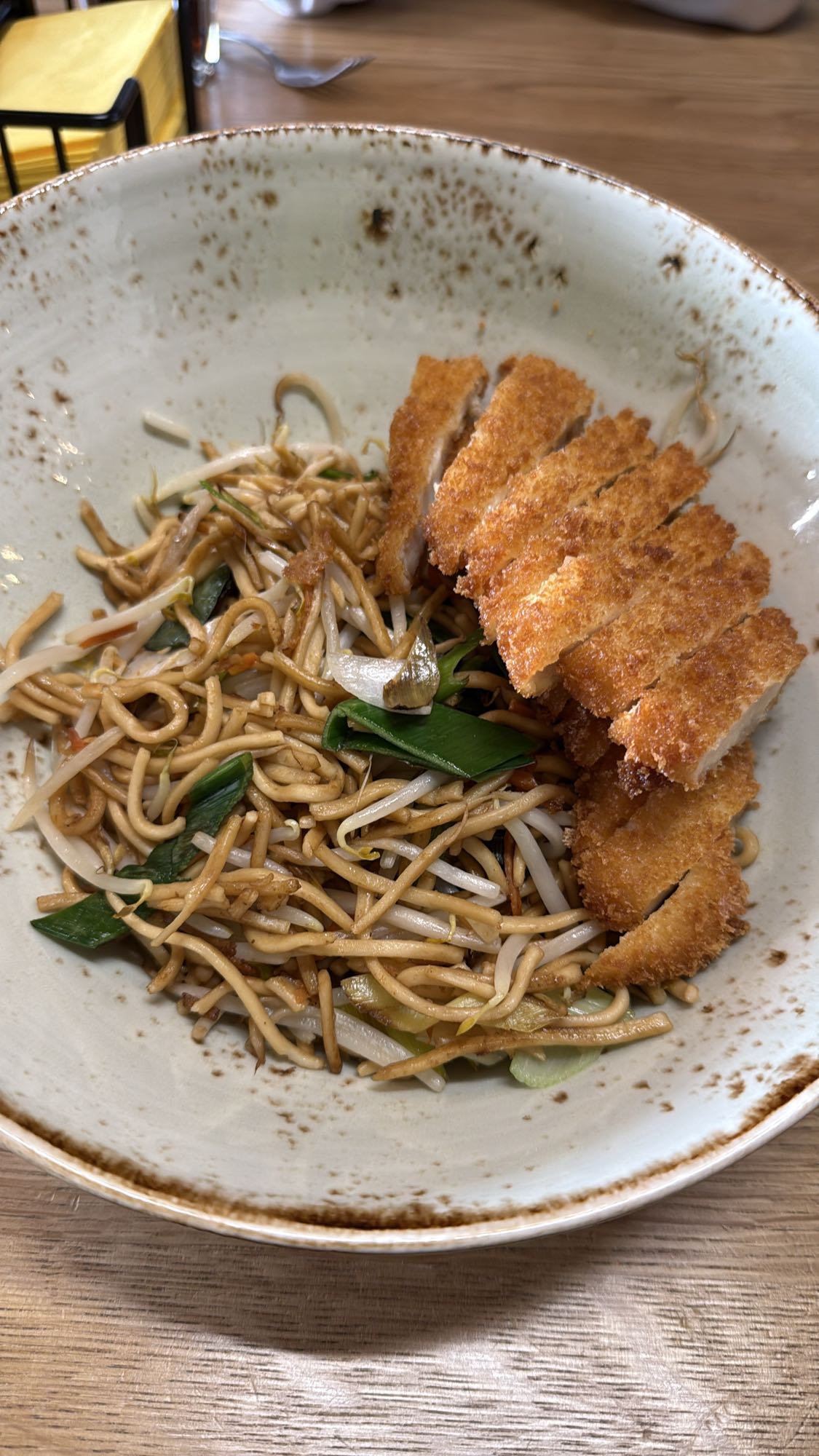 Gebratene Nudeln mit Hähnchen