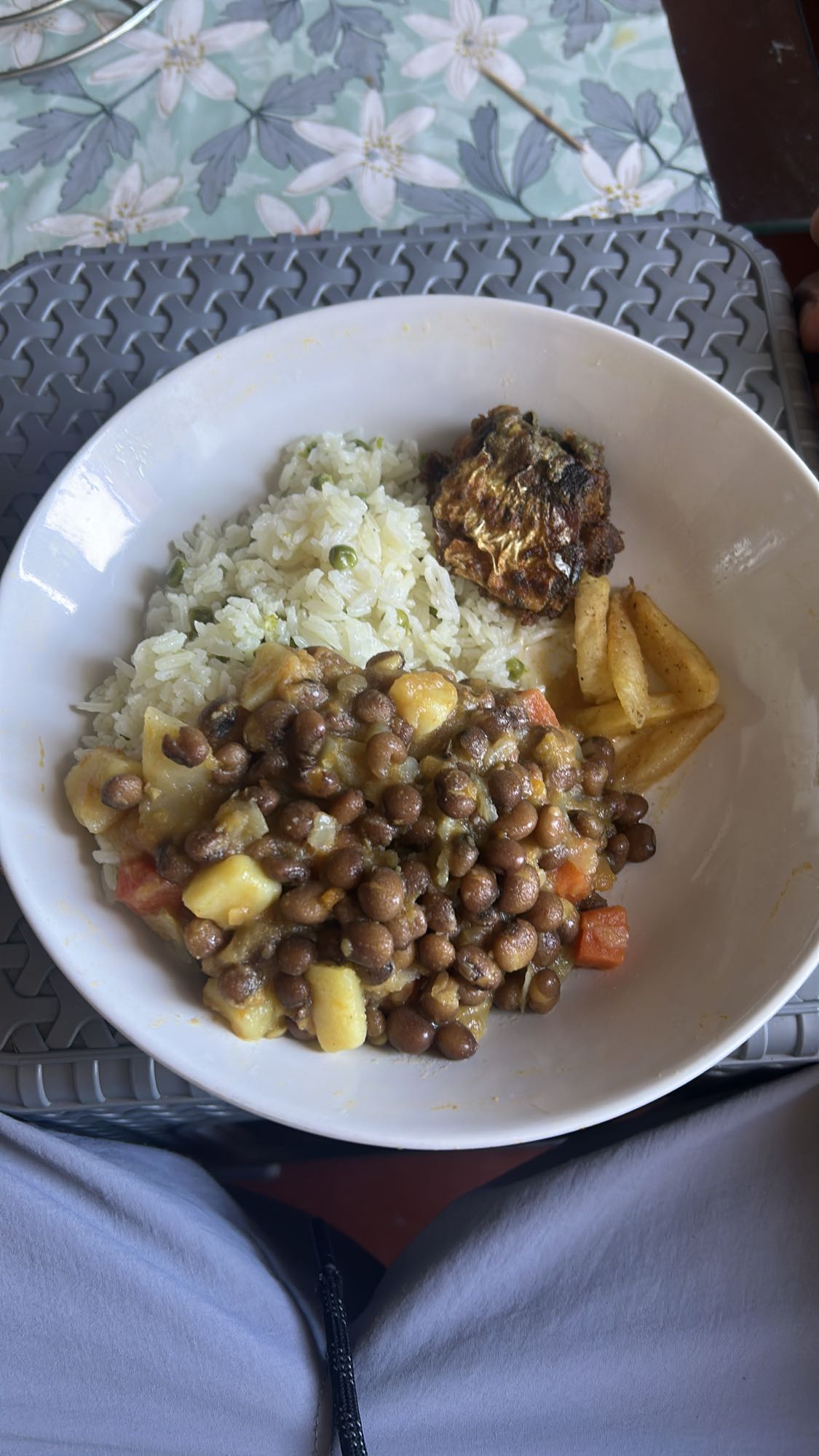 Arroz com feijão e peixe