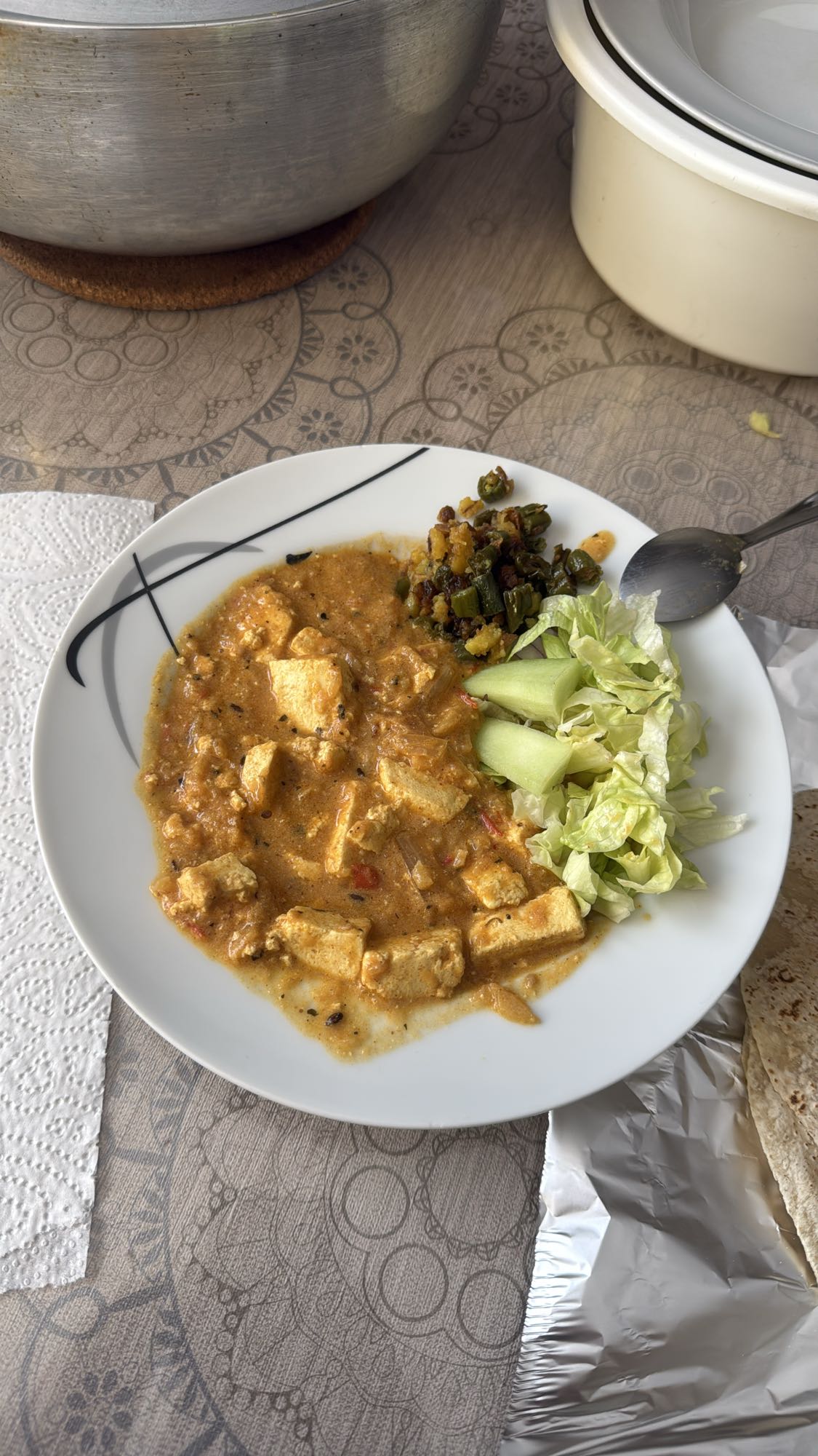 Paneer-Curry mit Beilagen