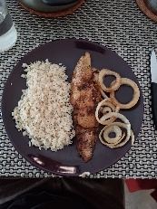 Pescado con arroz y cebolla
