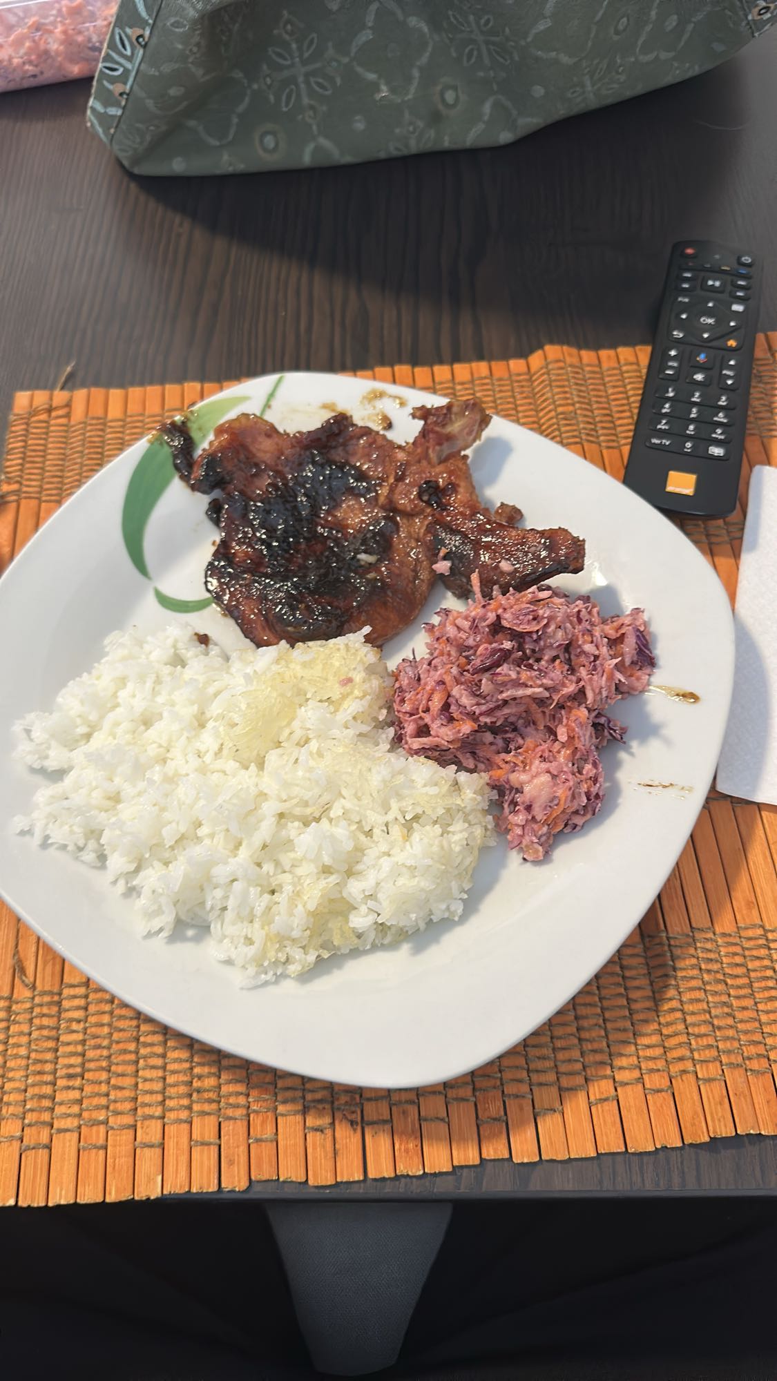 Chuleta con arroz y ensalada