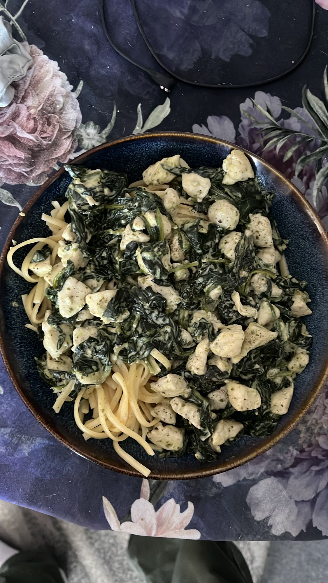 Makaron z kurczakiem i szpinakiem