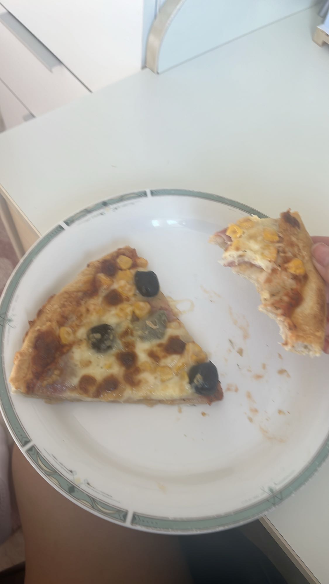 Pizza mit Oliven und Mais