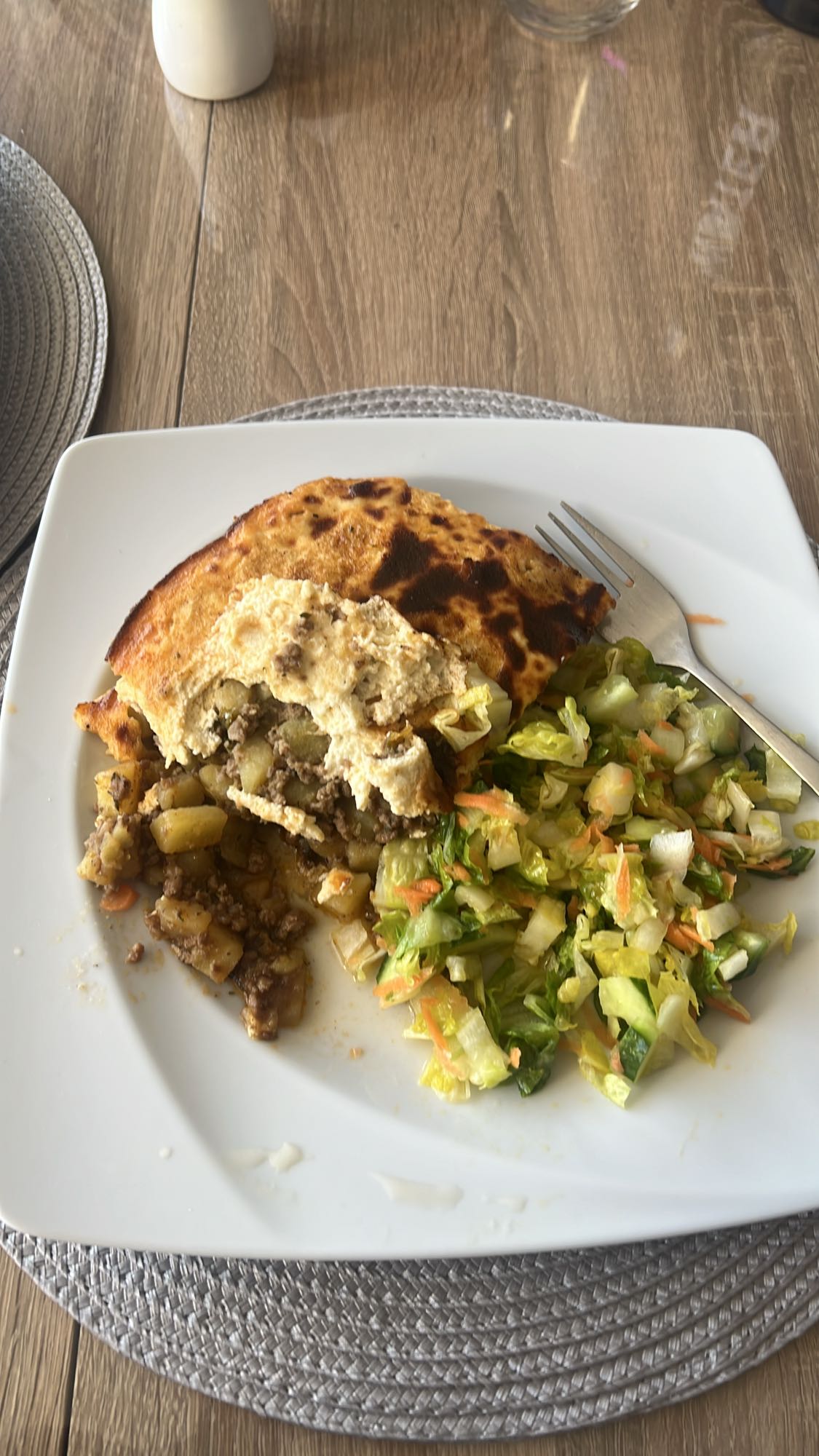 Kıymalı Börek ve Salata