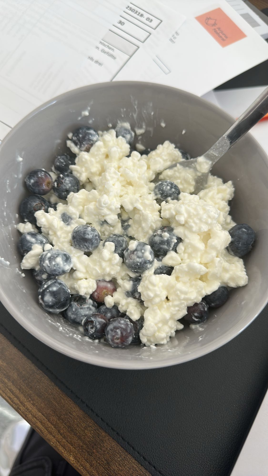 Hüttenkäse mit Blaubeeren