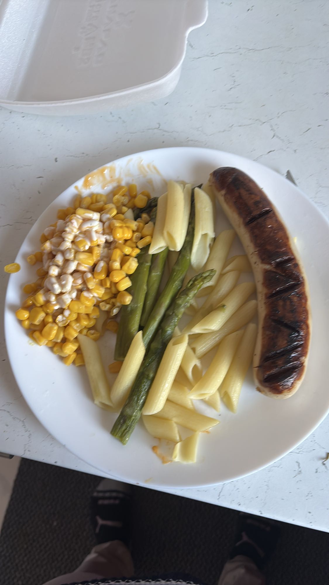 Bratwurst mit Beilagen