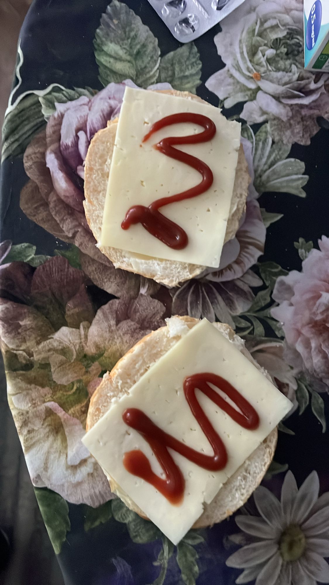 Bułka z serem i ketchupem