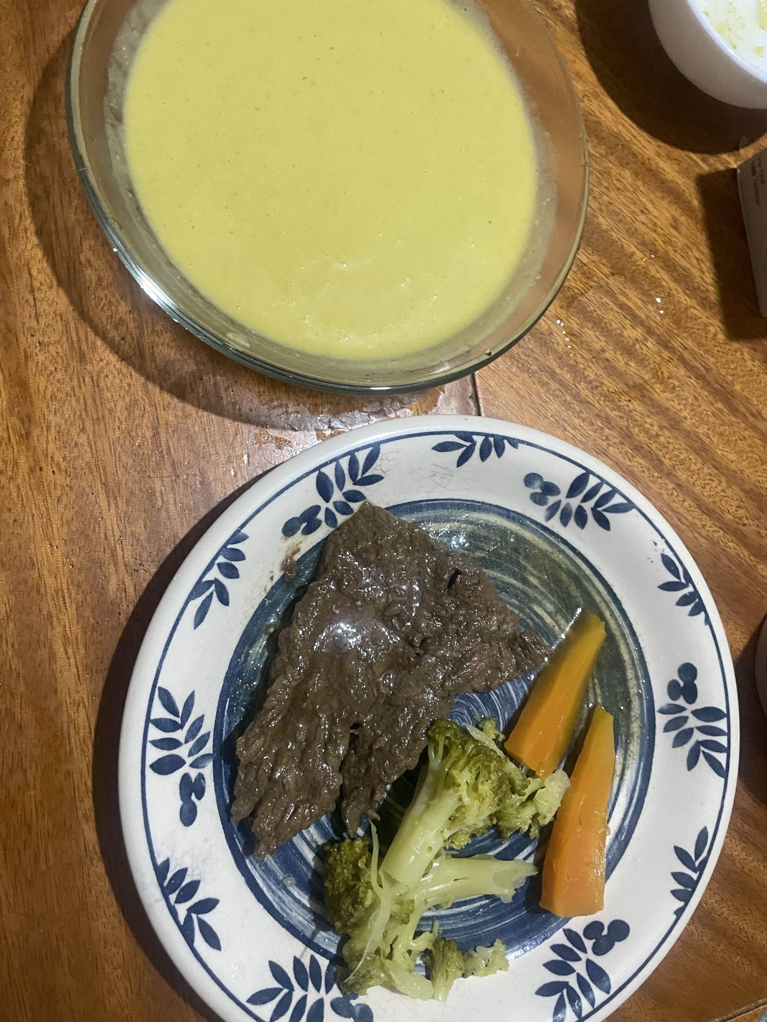 Sopa y carne con verduras