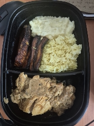 Pollo con arroz y plátano