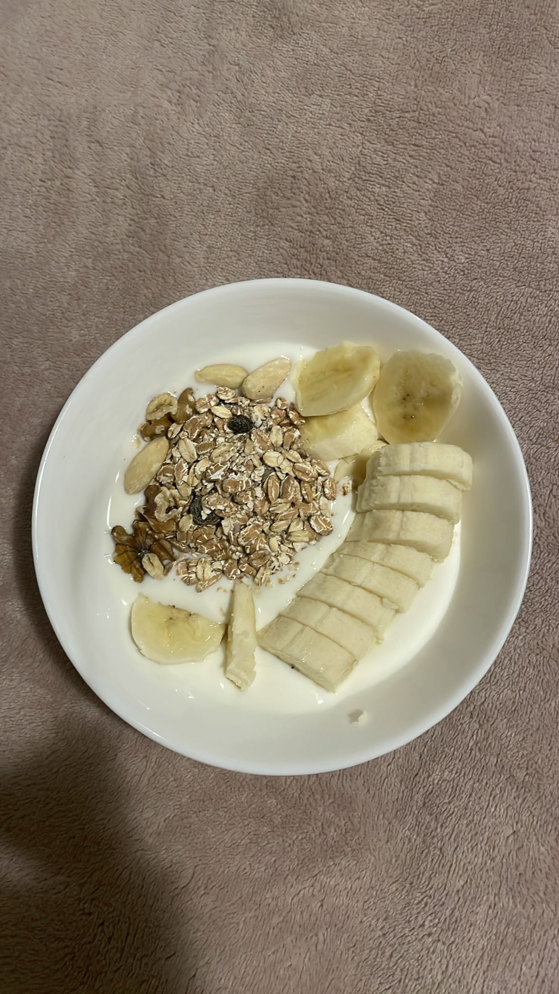 Jogurt z owocami i musli