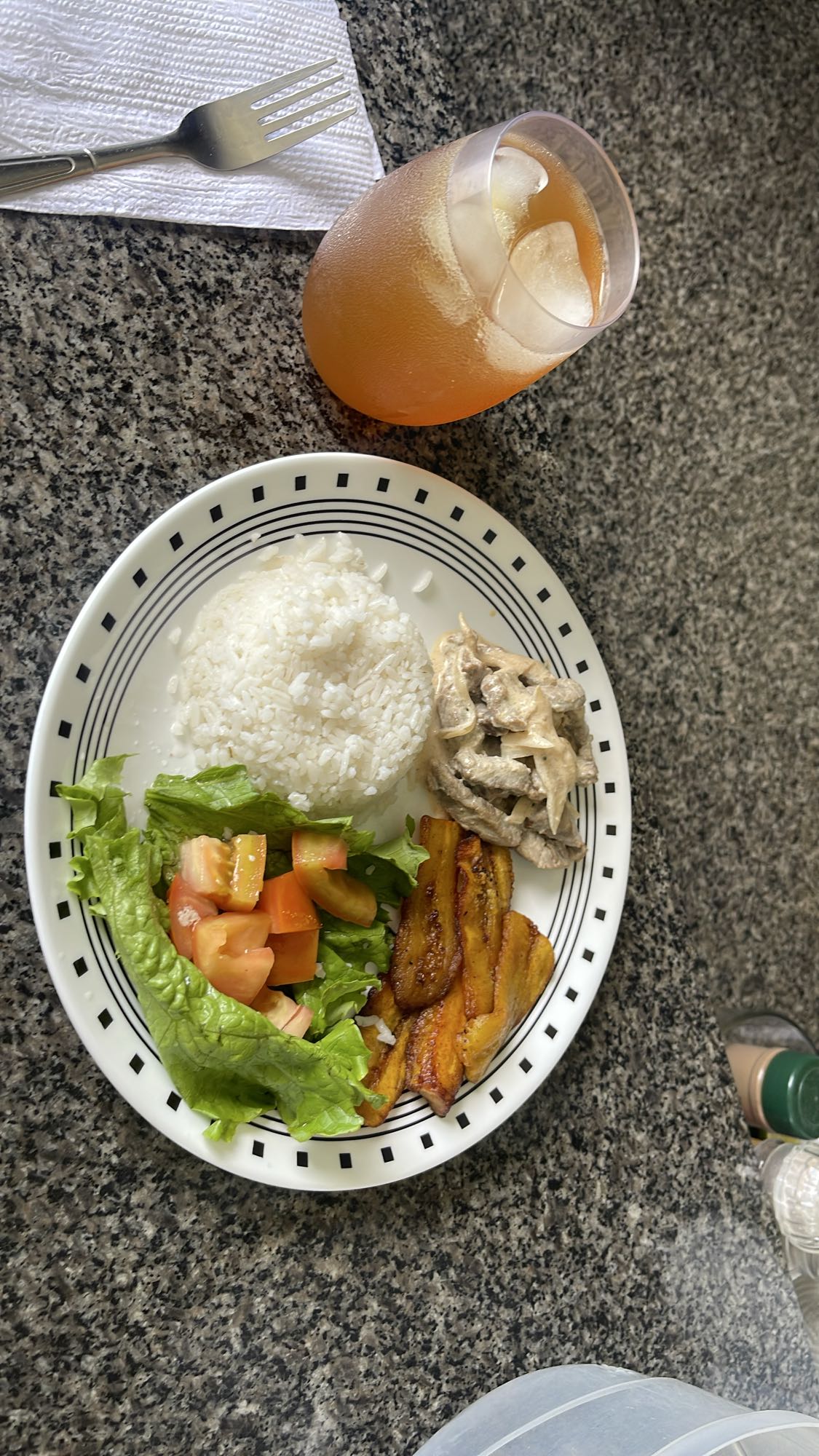 Arroz con carne y ensalada