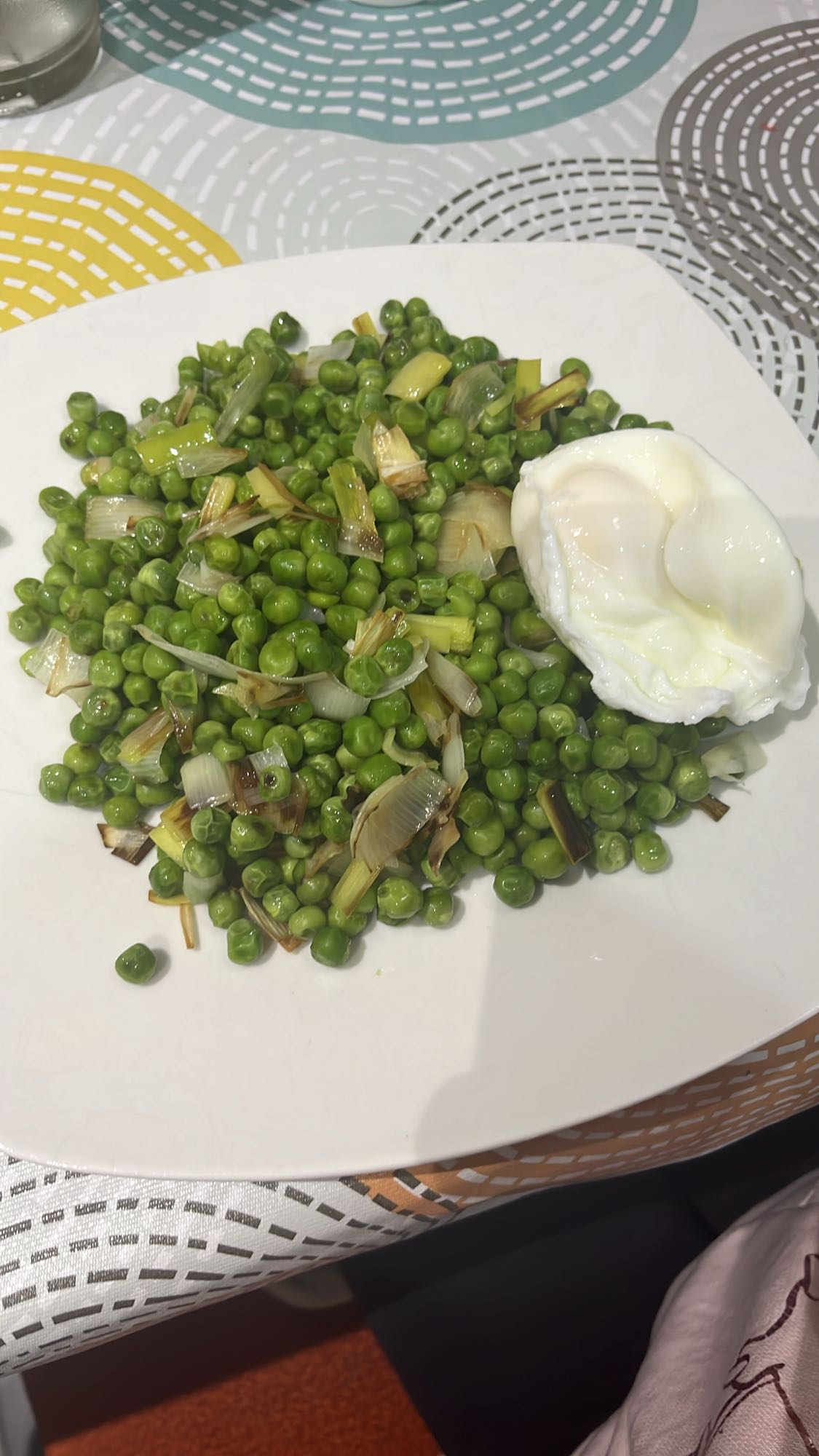 Guisantes con huevo pochado