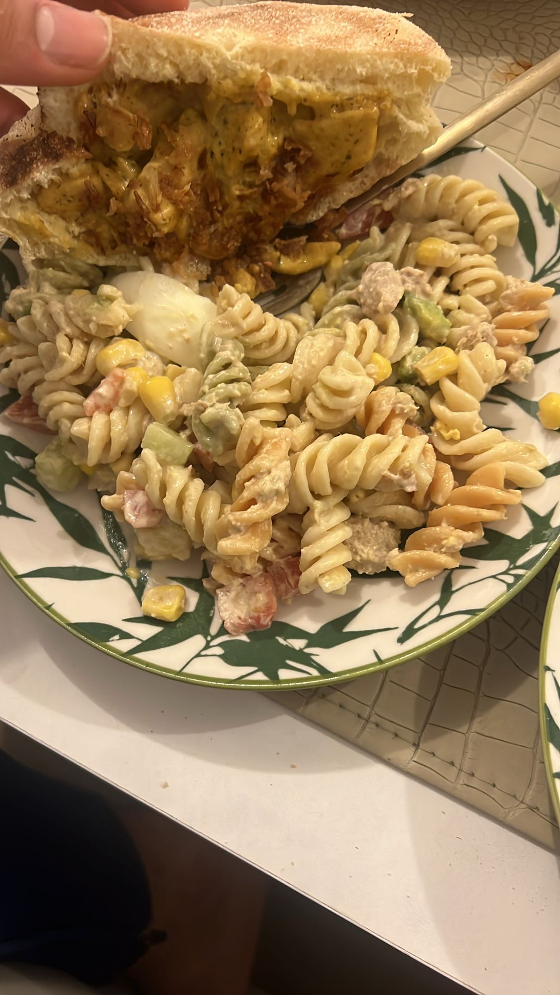 Salade de pâtes et sandwich