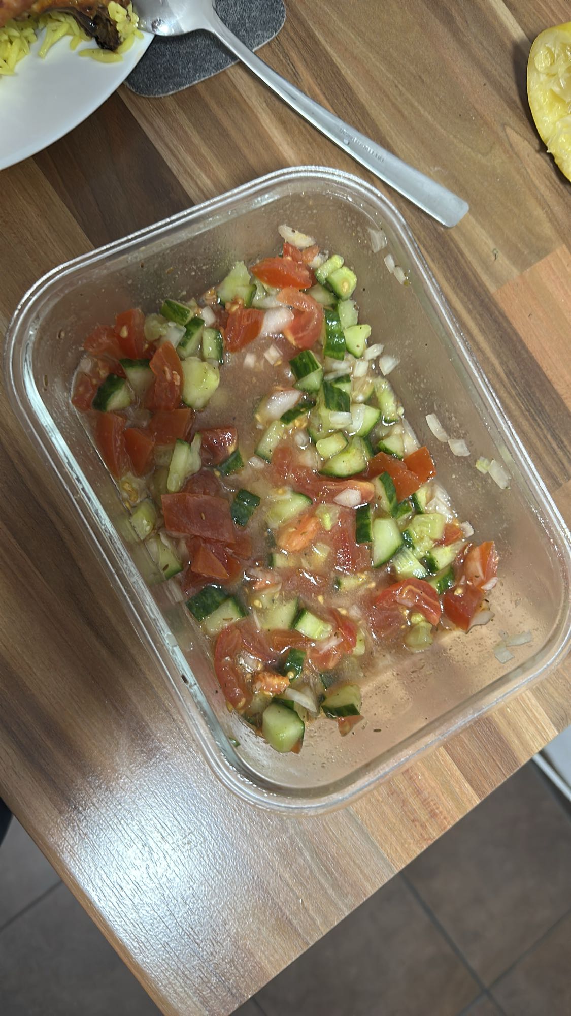 Gurkensalat mit Tomaten