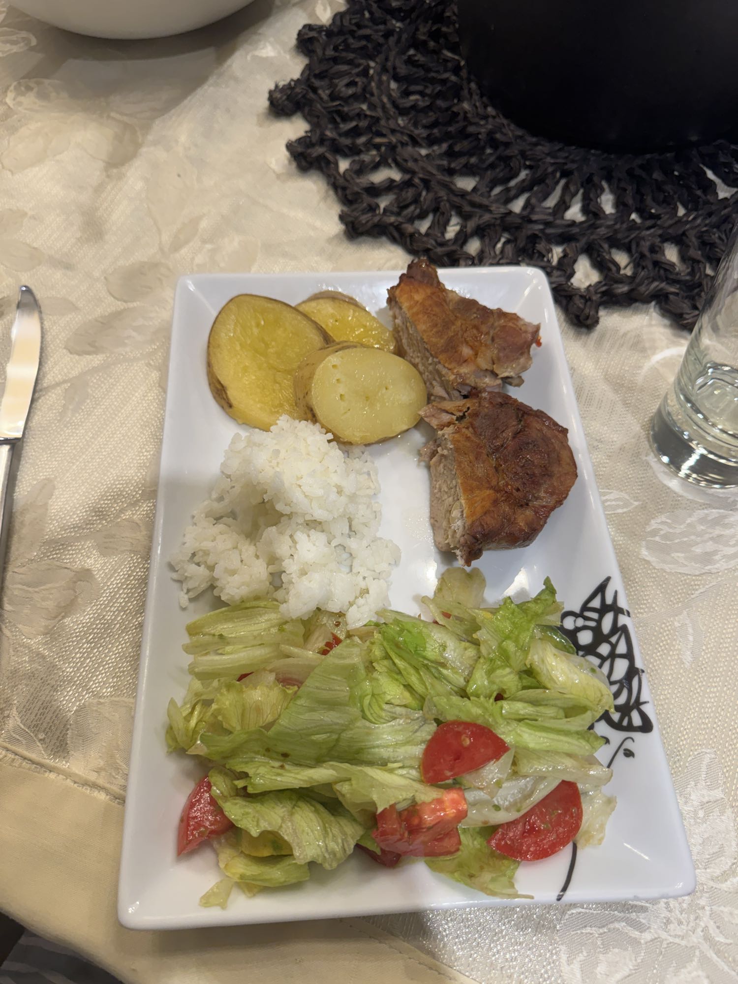 Plato de carne con ensalada