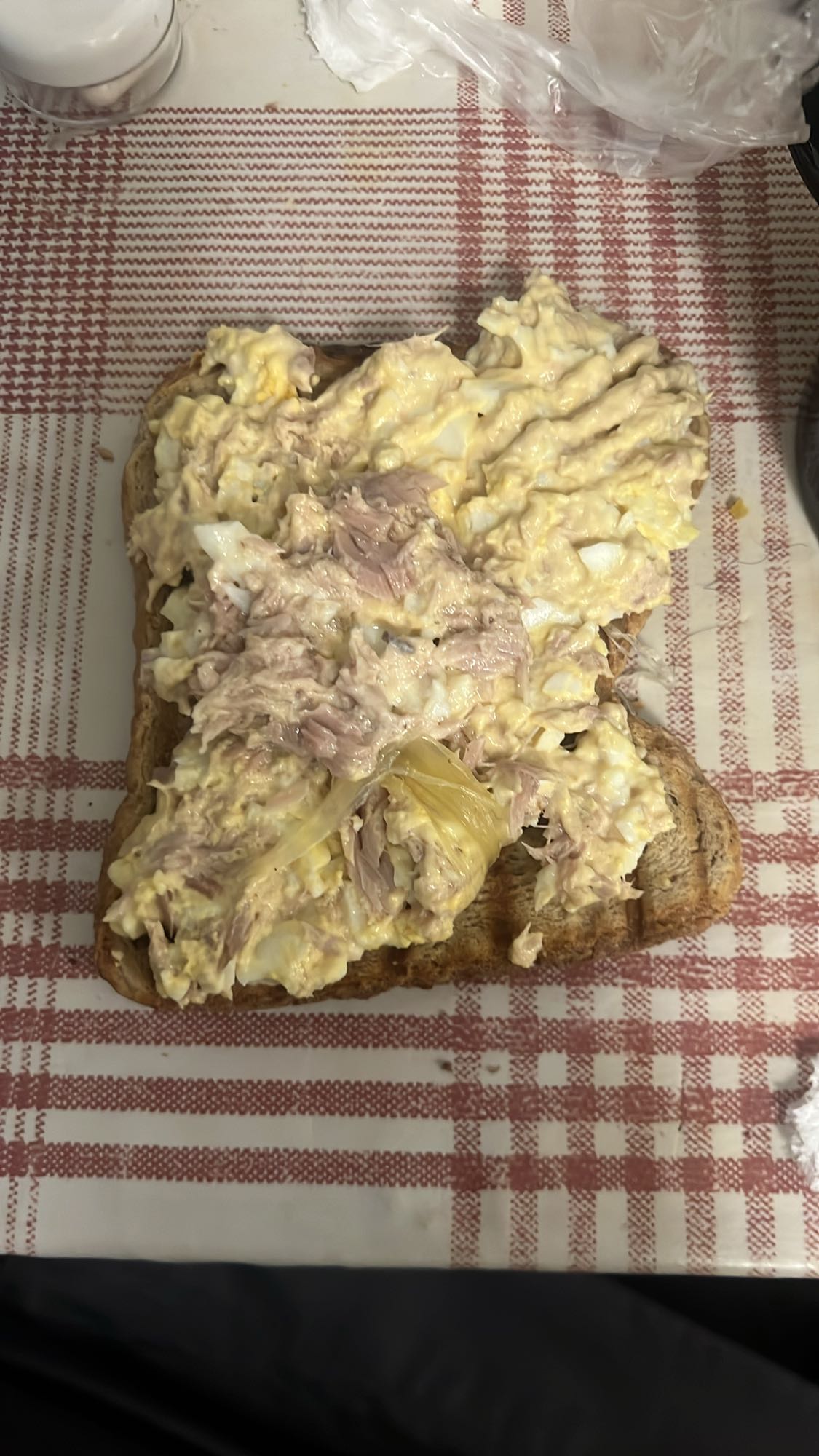 Tonfisk och äggsmörgås