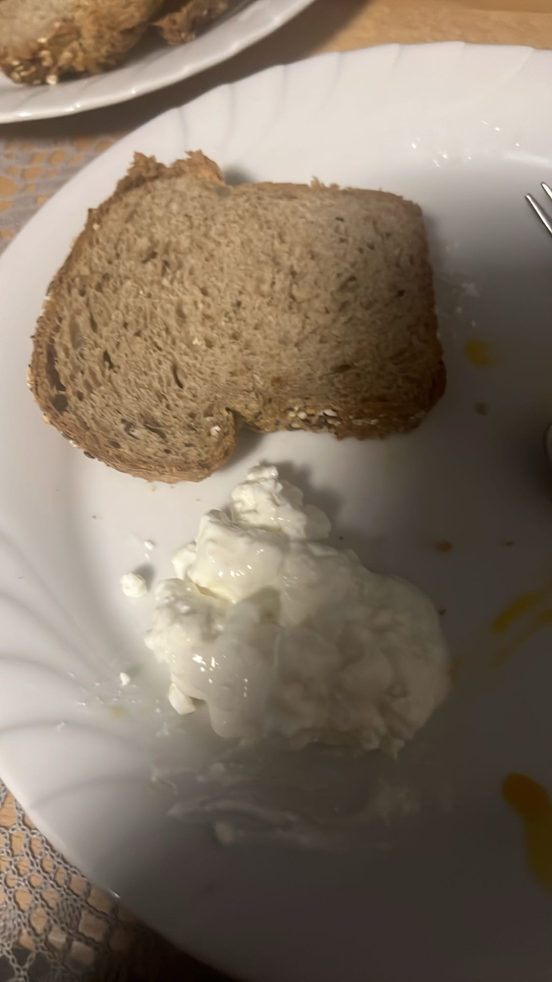 Brot mit Hüttenkäse
