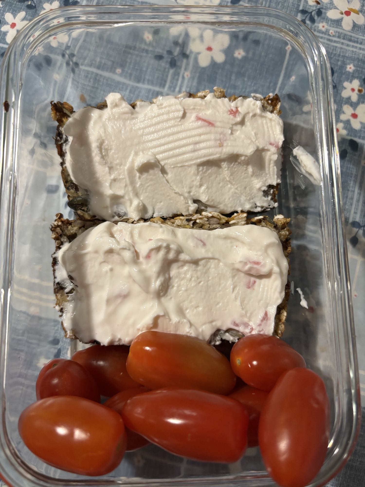 Kanapki z serkiem i pomidory