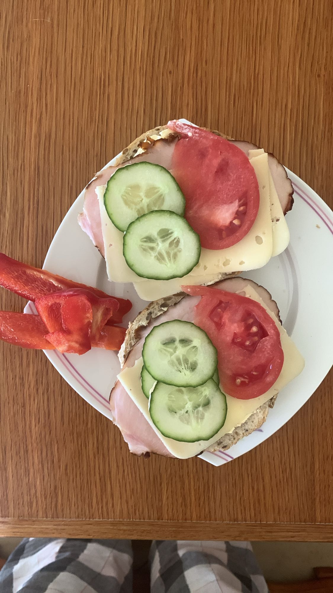 Kanapki z serem i szynką