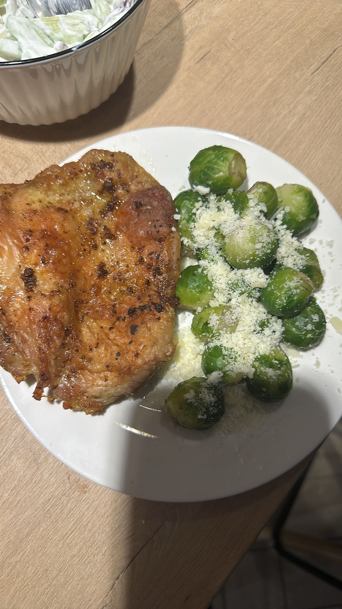 Жареная свинина с брюссельской капустой