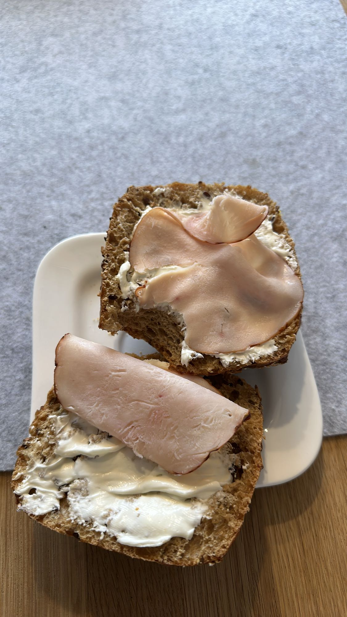 Vollkornbrötchen mit Aufstrich