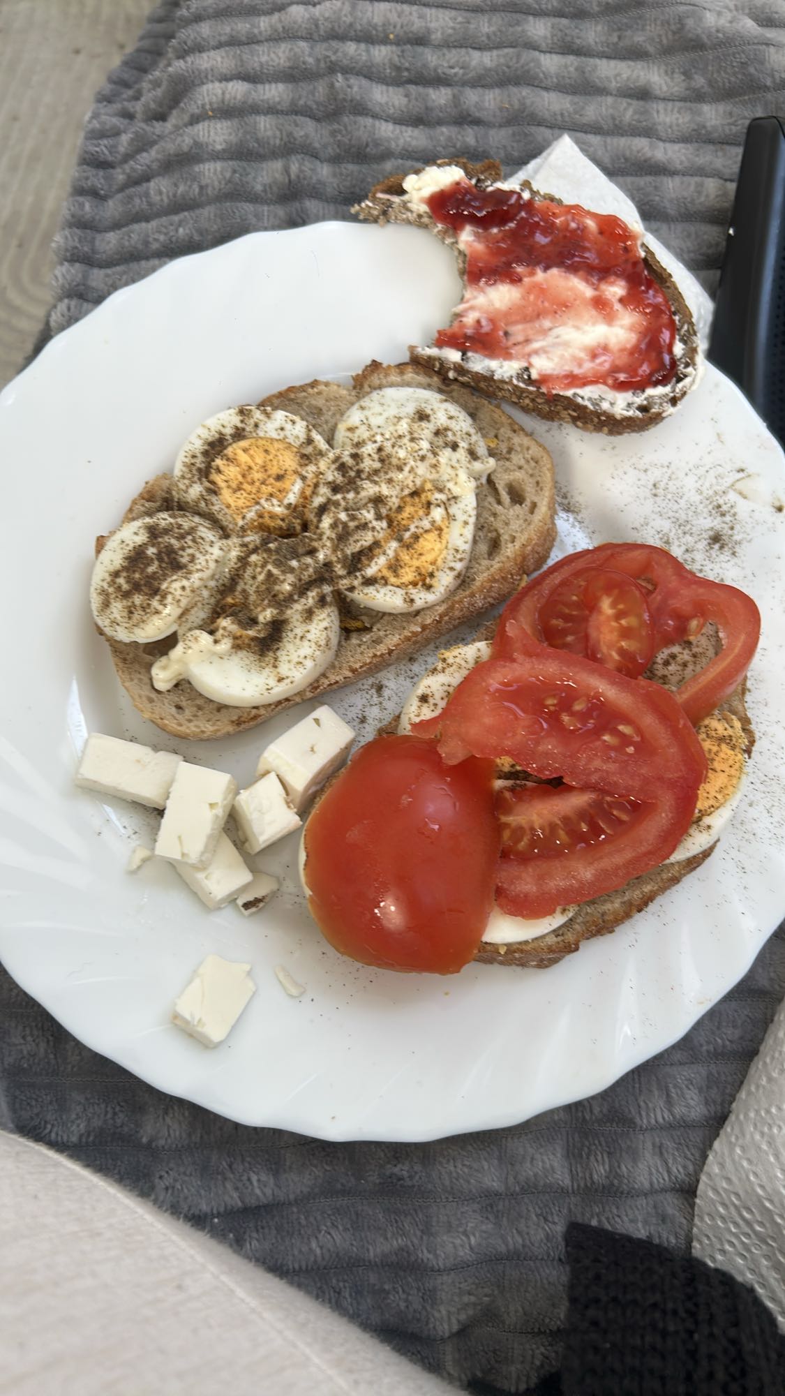 Brot mit Ei und Tomate
