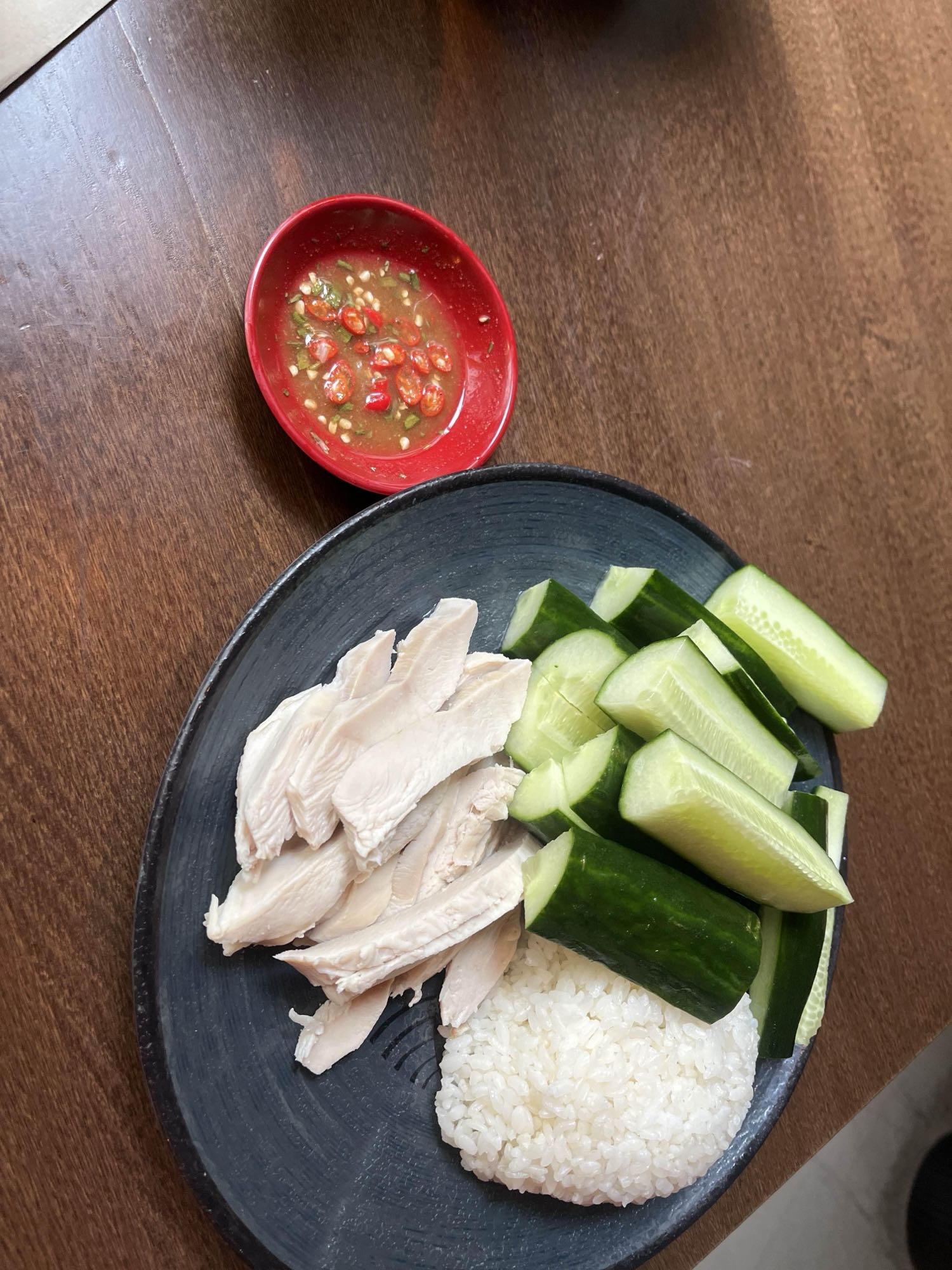 Cơm gà với dưa leo