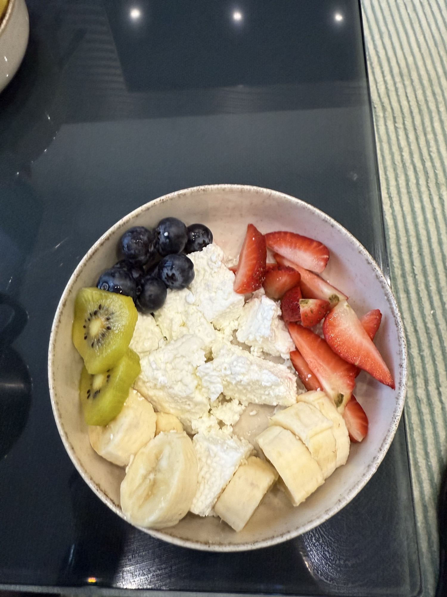 Творог с фруктами