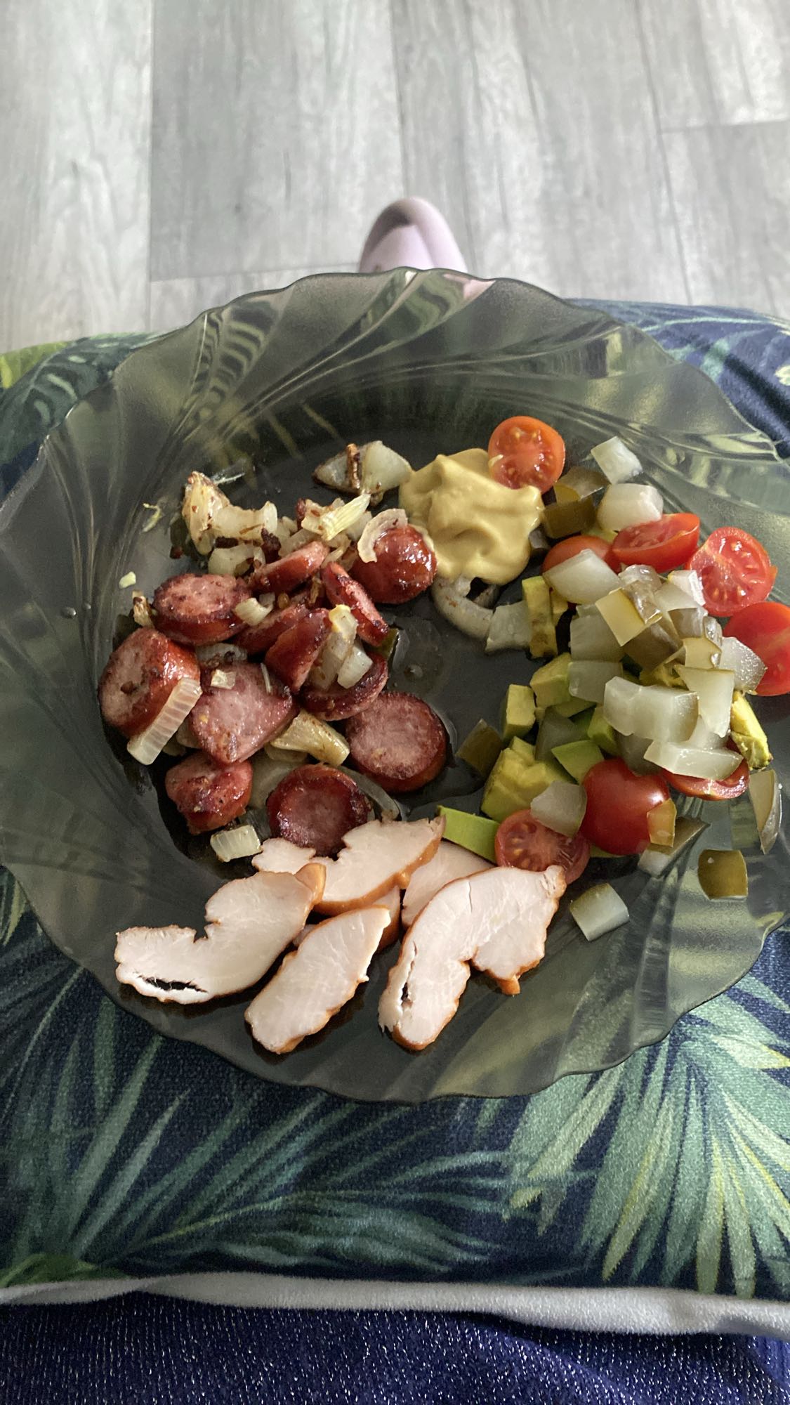 Smażona kiełbasa z warzywami