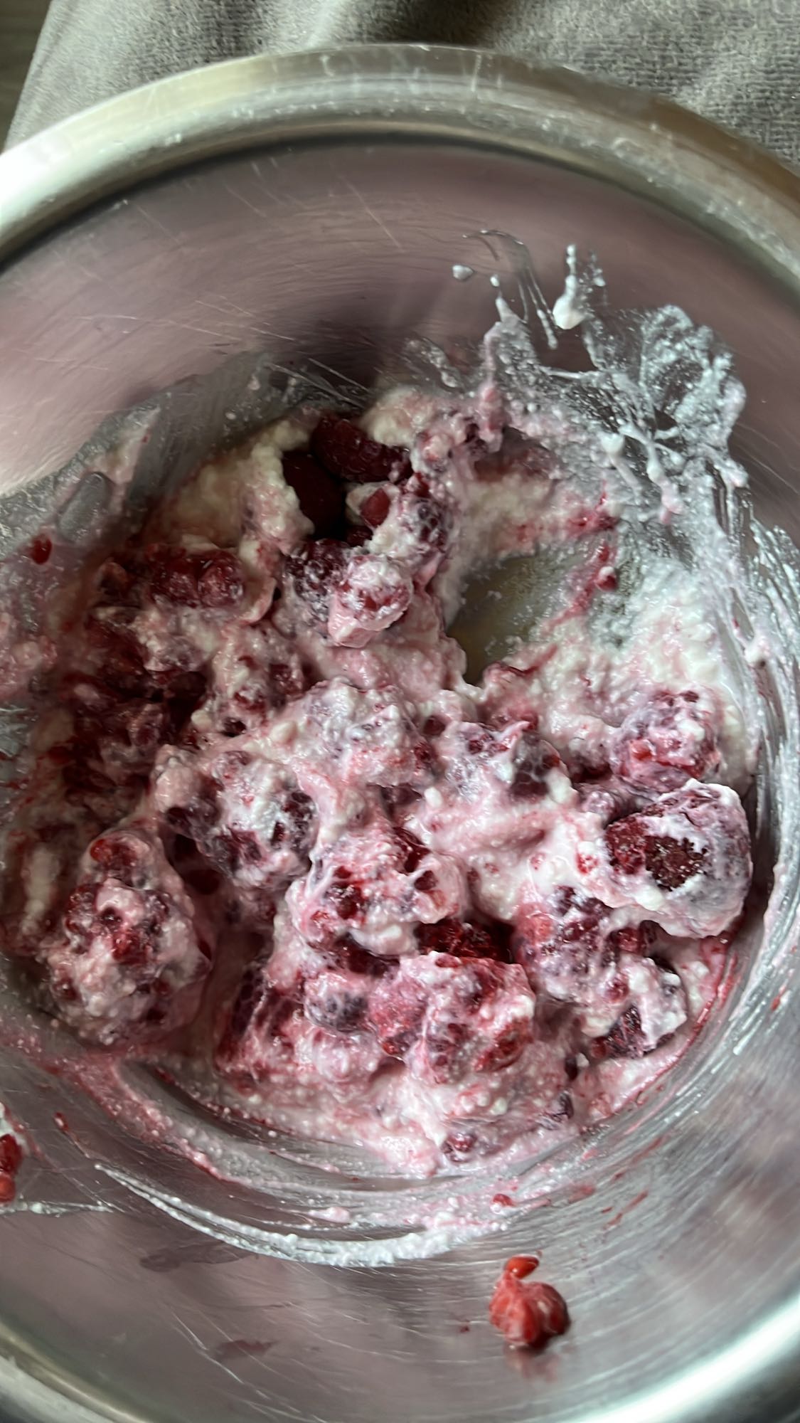 Hüttenkäse mit Beeren