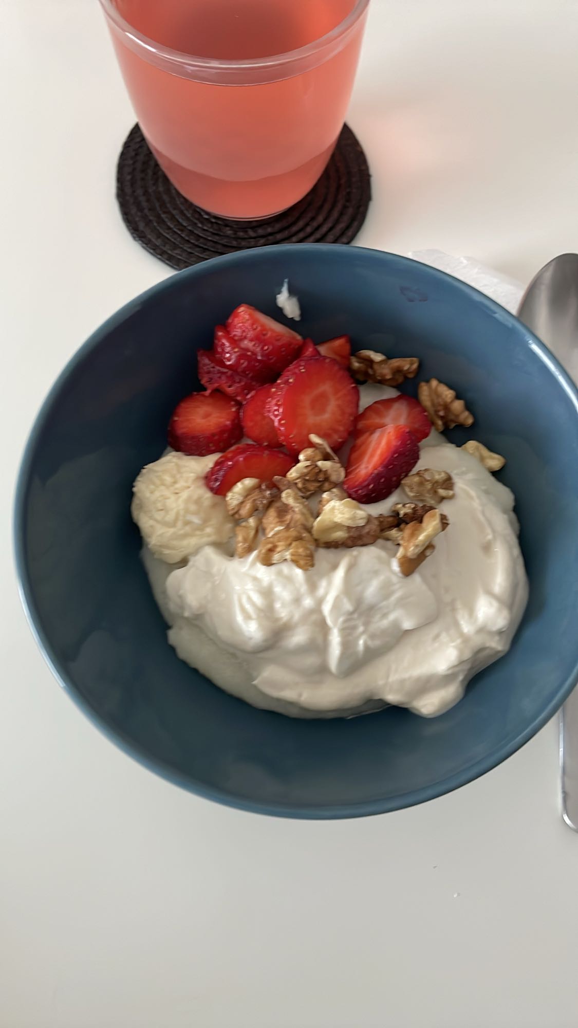 Yogur con fresas y nueces