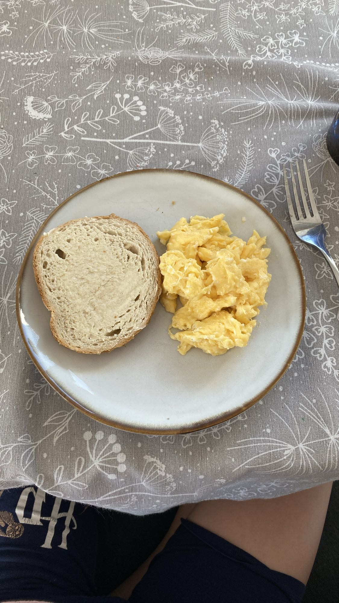 Jajecznica z chlebem