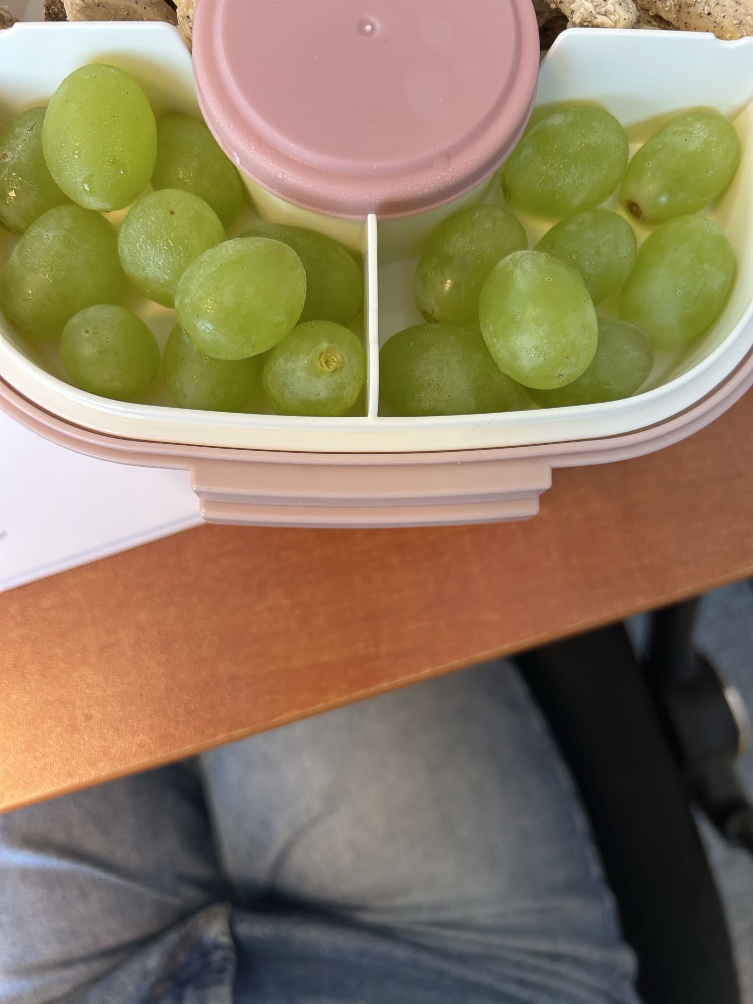 Winogrona w pojemniku