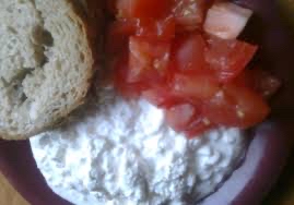 Twaróg z pomidorami i chlebem