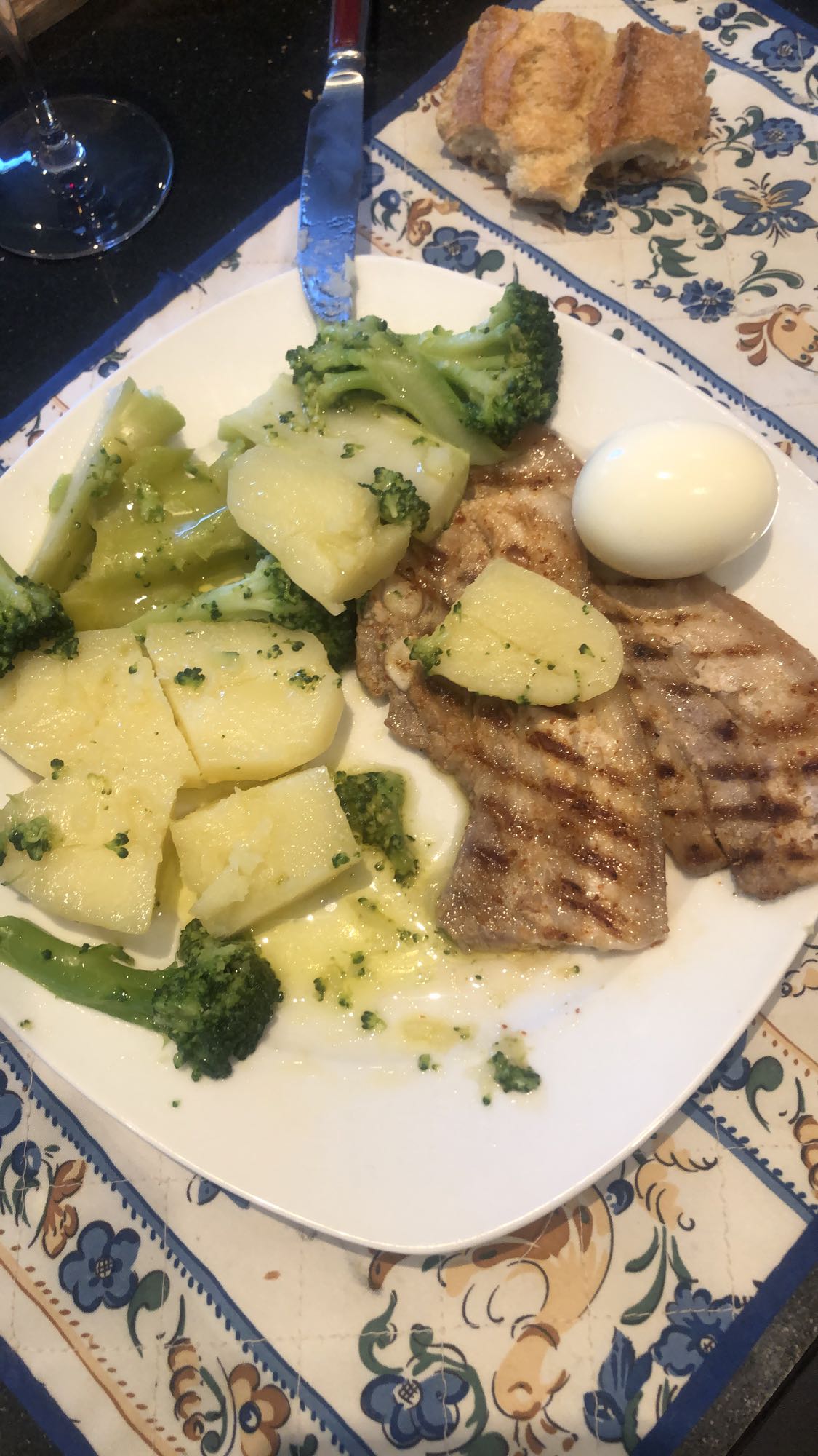 Peixe grelhado com legumes