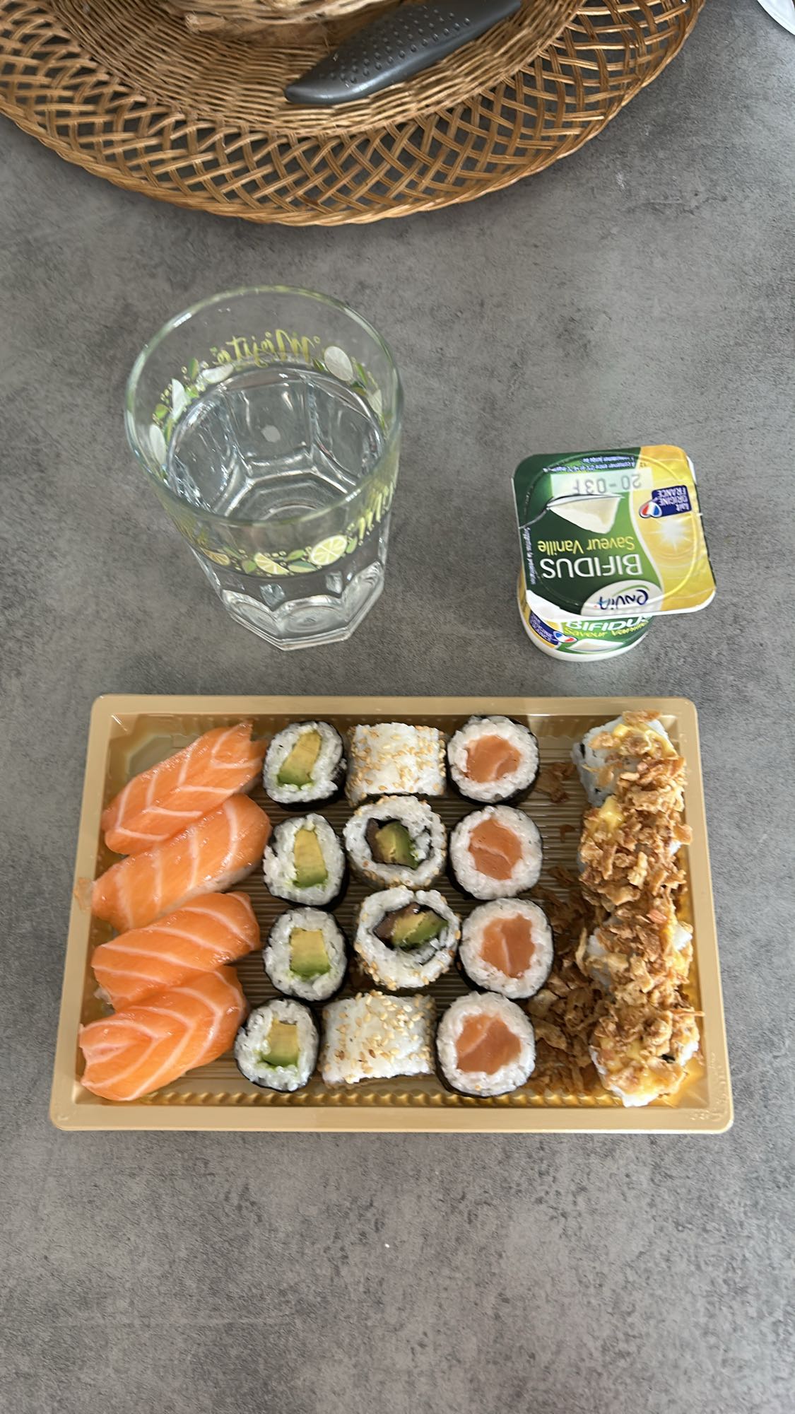 Plateau de sushi varié