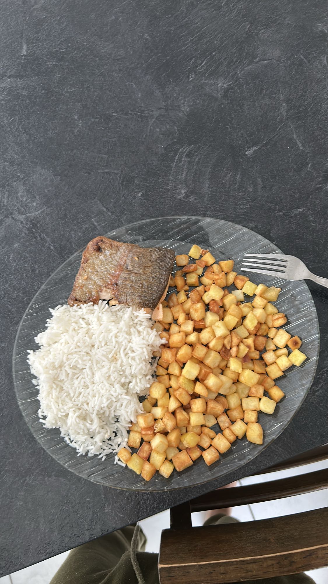 Poisson avec riz et pommes
