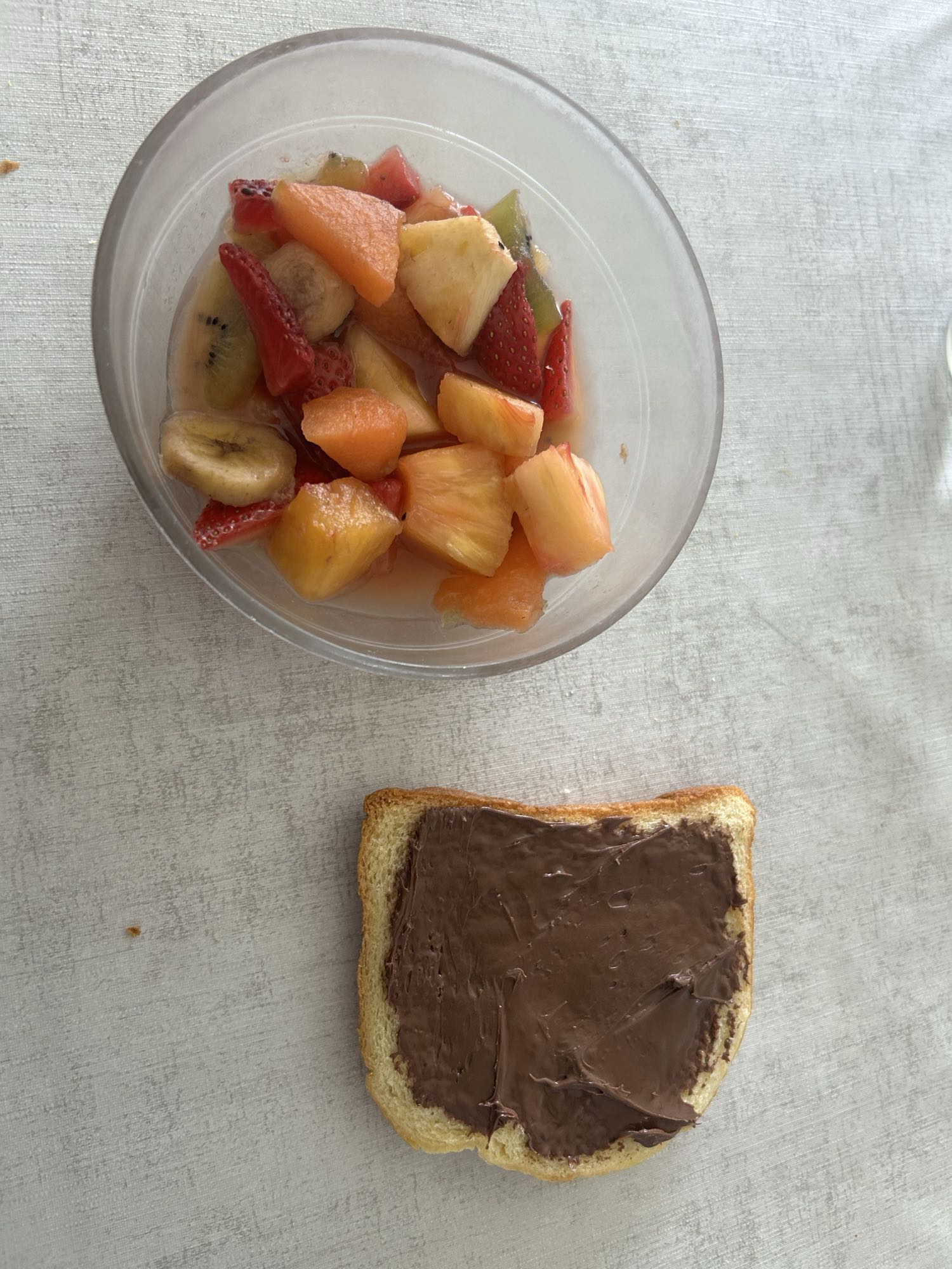 Salade de fruits et tartine
