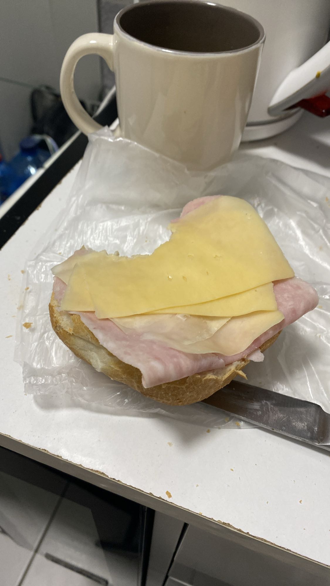 Kanapka z szynką i serem