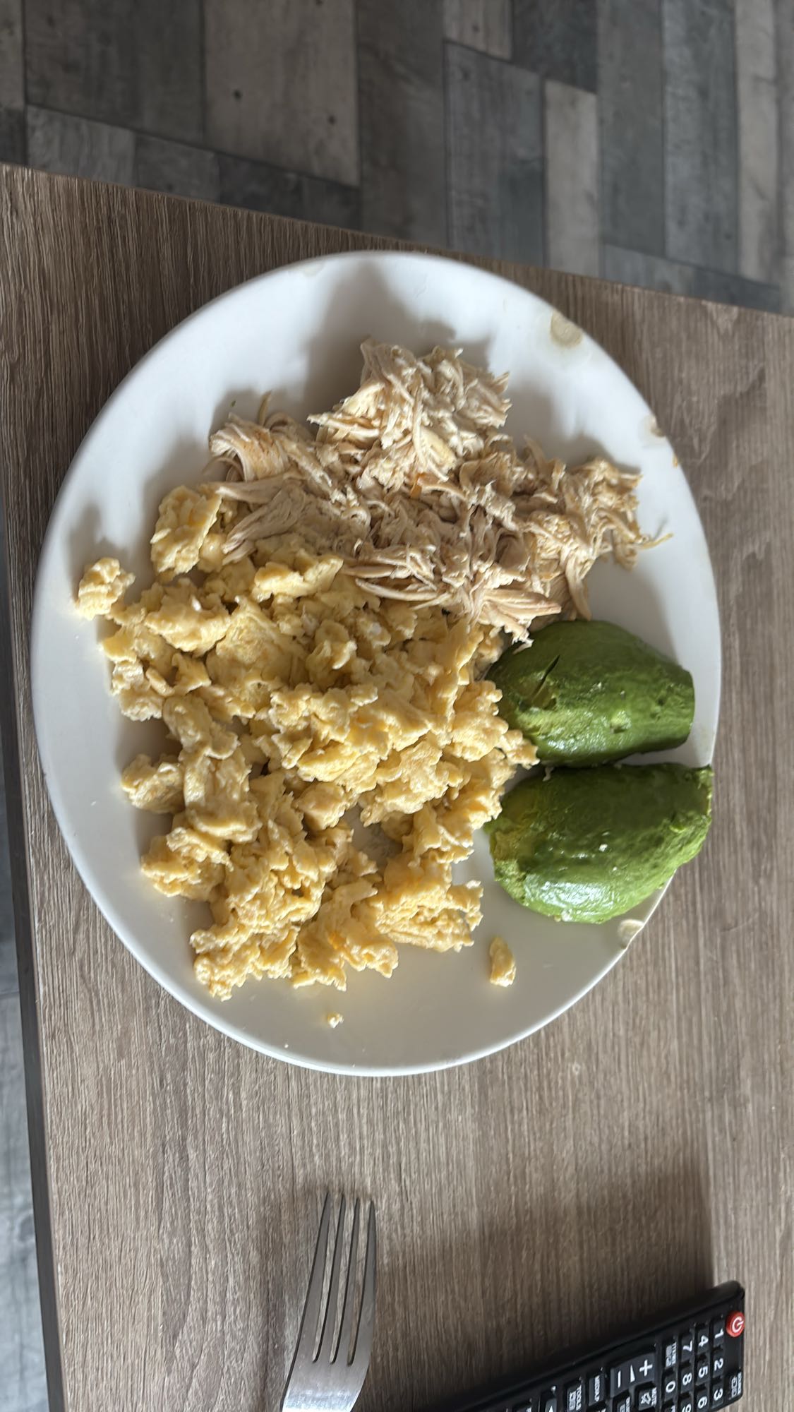 Ous amb pollastre i alvocat