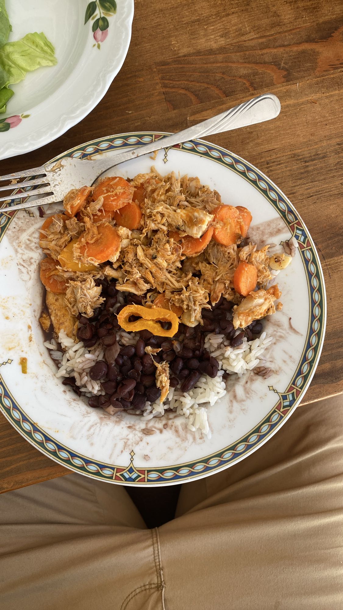 Arroz con frijoles y pollo