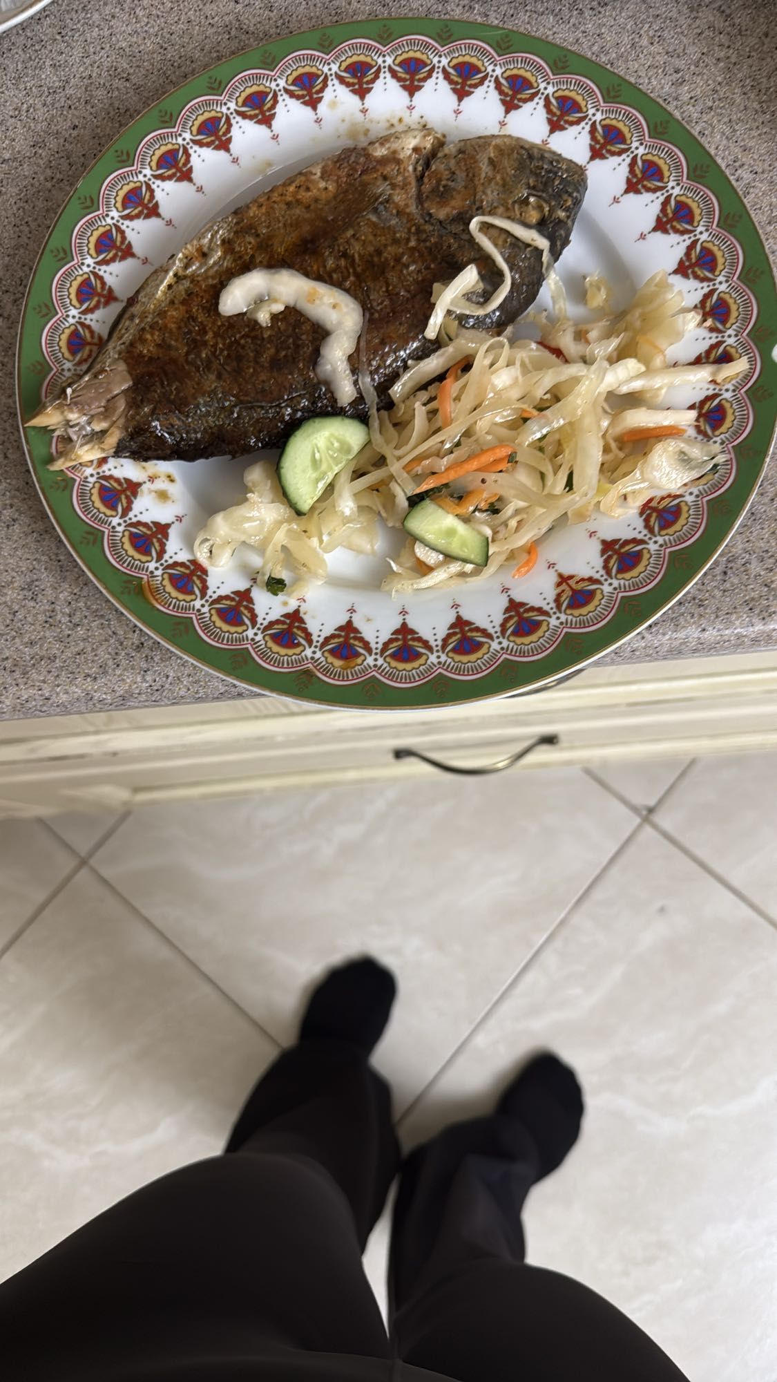 Жареная рыба с салатом