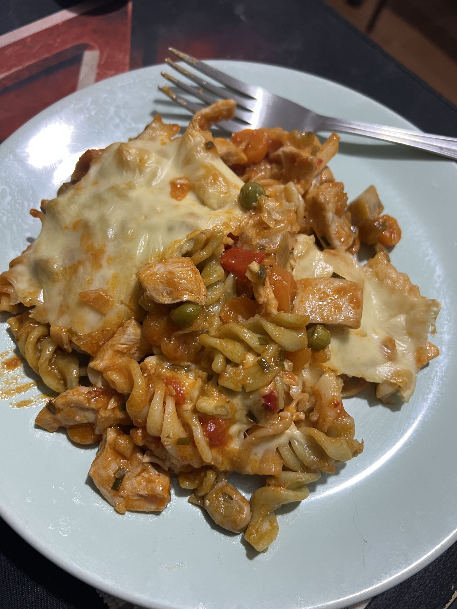 Pasta gratinada con pollo