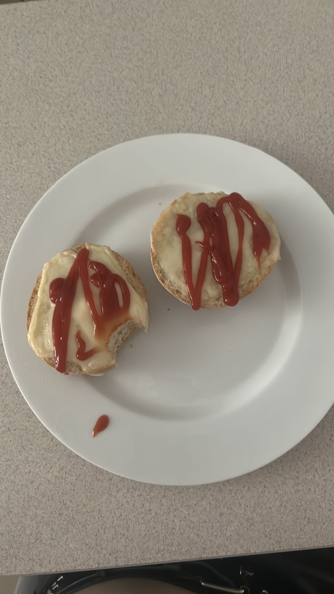 Bułka z serem i keczupem