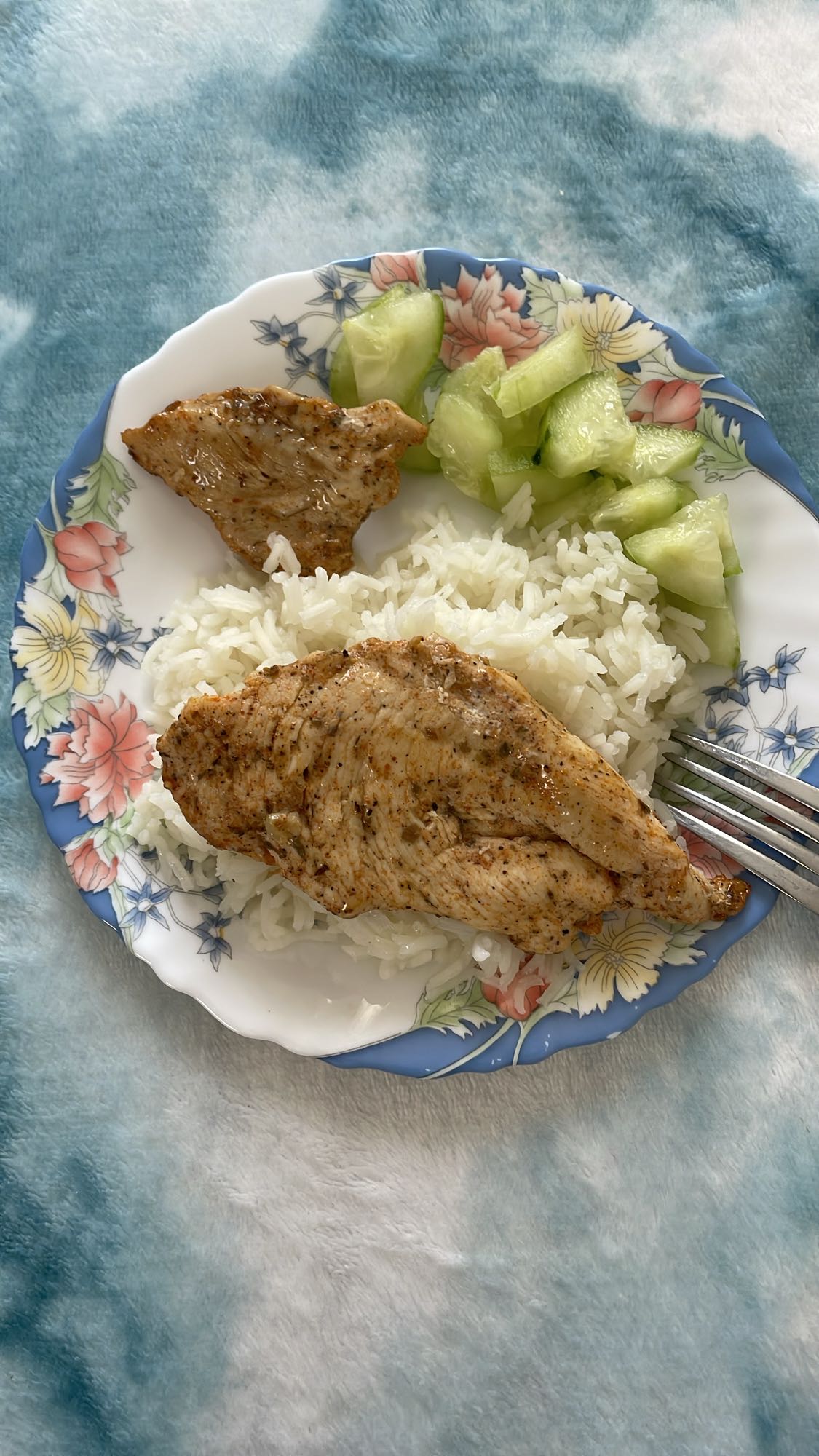 Kurczak z ryżem i ogórkiem