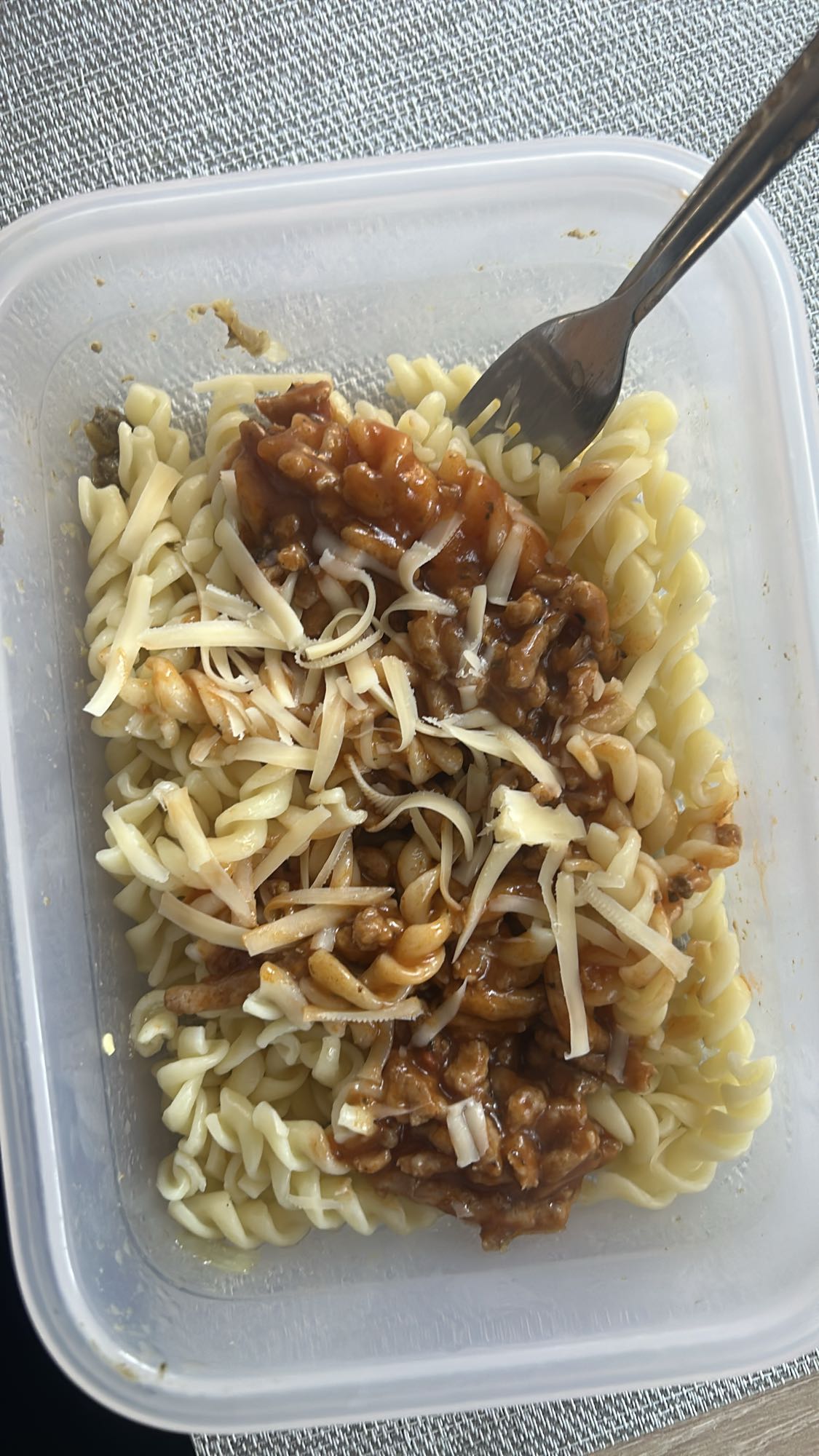 Makaron z sosem mięsnym