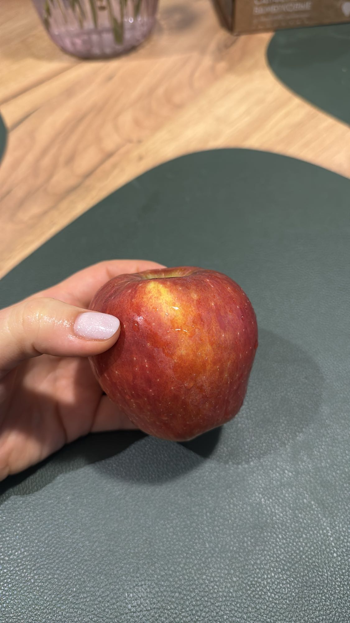 Красное яблоко