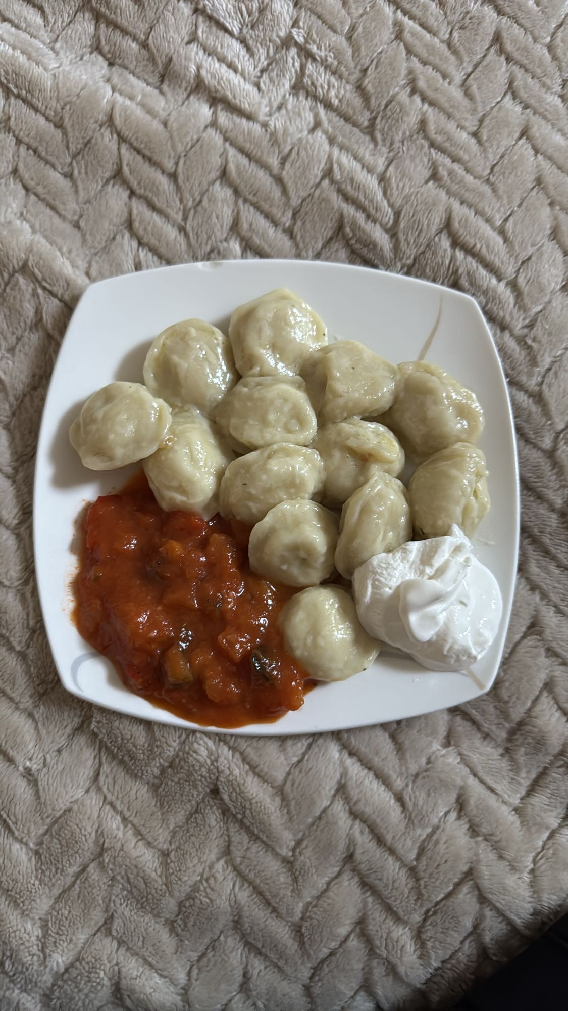 Pierogi z sosem i śmietaną