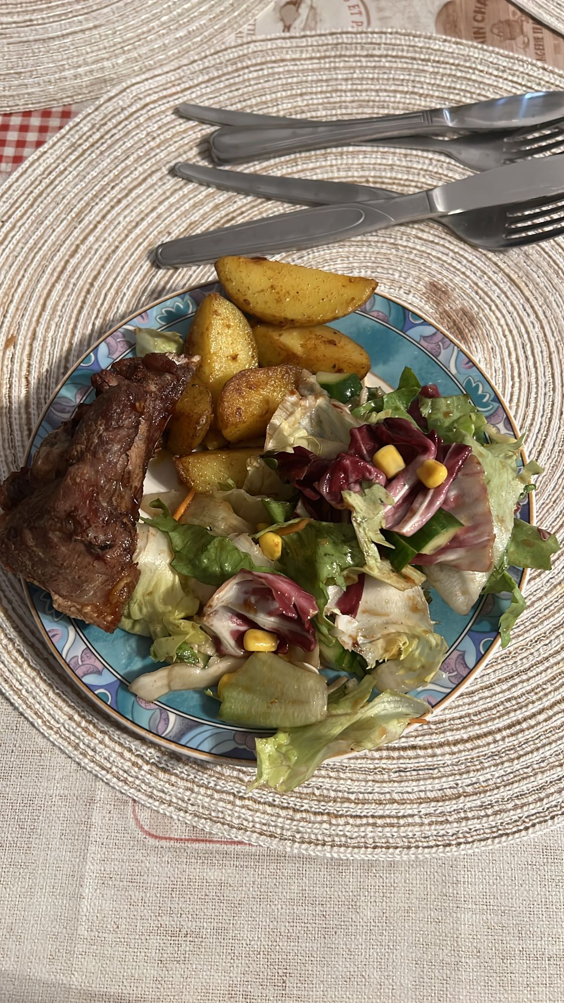 Friptură cu cartofi și salată