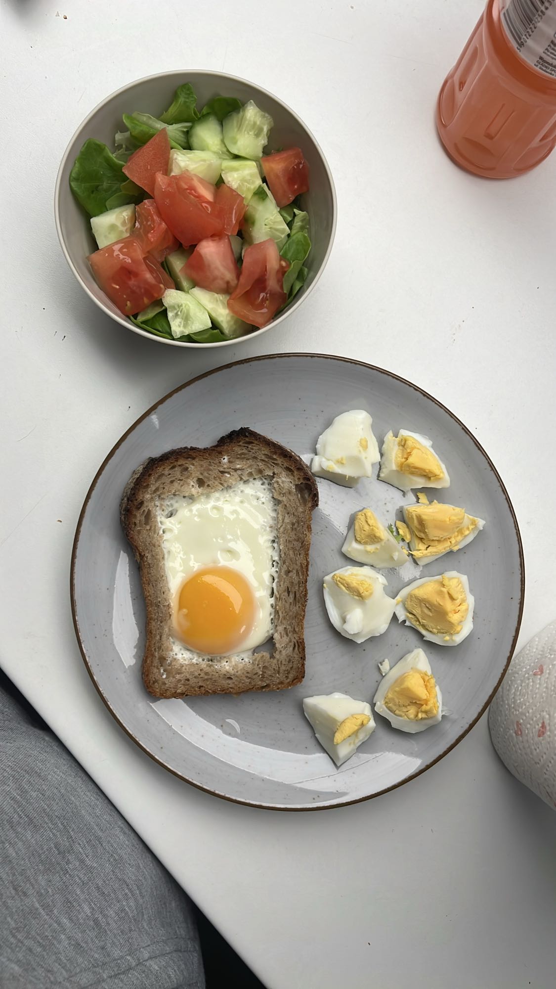 Jajko w chlebie z sałatką